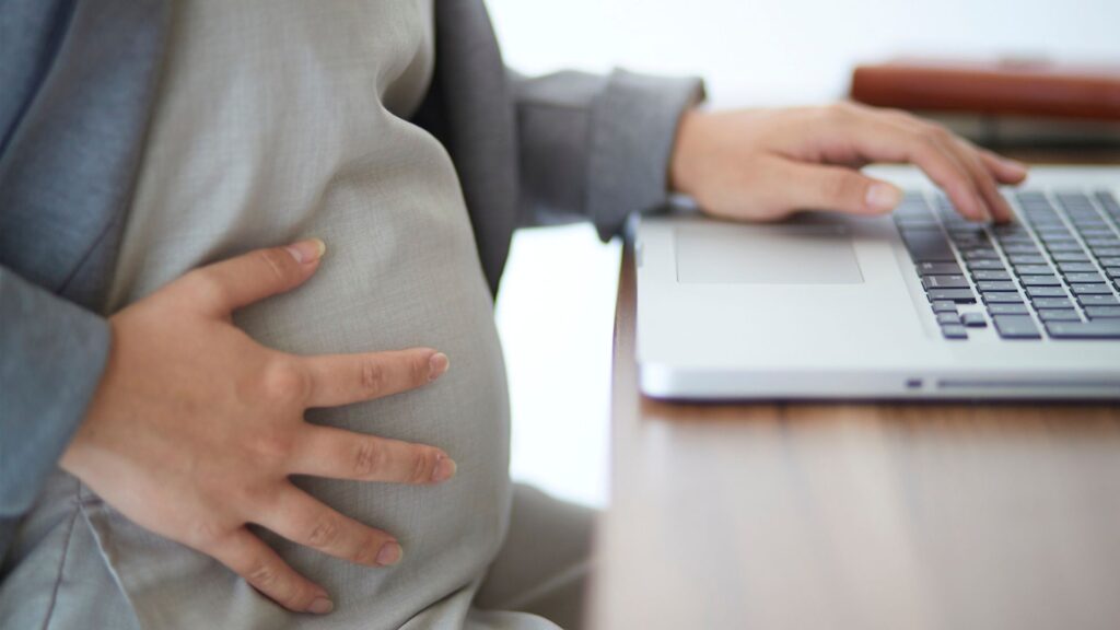 妊娠中の業務転換を求めた労働者へのハラスメントが認められたケース